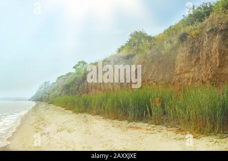 Formazioni rocciose di arenaria. Spiaggia di sabbia con rocce di argilla rossa Foto Stock