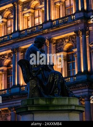 Statua di Thomas Graham con Glasgow Council City Chambers edificio illuminato di notte, George Square, Glasgow, Scozia, Regno Unito Foto Stock