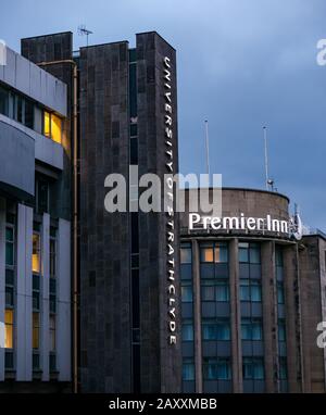 Premier Inn & Strathclyde University illuminato neon nome segno al crepuscolo, George Street, Glasgow, Scozia, Regno Unito Foto Stock