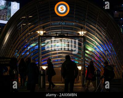 Ingresso alla stazione della metropolitana St Enoch di notte, Argyle Street, Glasgow, Scozia, Regno Unito Foto Stock