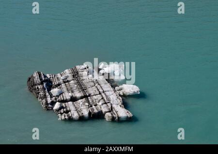 Pezzo galleggiante iceberg in Glacier Bay, acque del ghiacciaio, ghiaccio galleggiante. Un pezzo di ghiaccio rotto dal ghiacciaio. Foto Stock