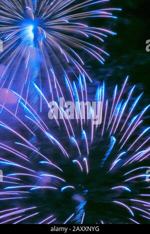 Lo spettacolo con fuochi d'artificio crea un contrasto colorato di colore e un movimento sfocato contro un cielo notturno oscurato. Baltimora, MD, USA. Foto Stock