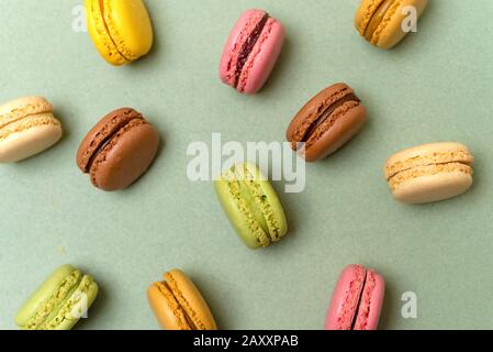 Sopra la vista di colorati macaroni su un piano in marmo Foto Stock