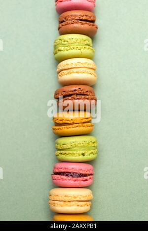 Sopra la vista di colorati macaroni su un piano in marmo Foto Stock