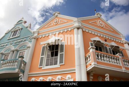 Tipica architettura dipinta di giallo, verde e bianco pastello di Aruba, Curacao & Bonaire, Caraibi. Foto Stock