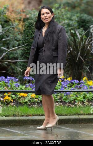 13 Febbraio 2020. Londra, Regno Unito. Segretario di Stato per il Dipartimento di Casa Priti Patel arriva a Downing St per assistere a un rimpasto armadietto m Foto Stock