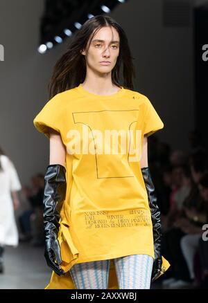 New York, Stati Uniti. 12th Feb, 2020. New York, NY - 12 febbraio 2020: Model Walks Runway for Dirty Pineapple by Elsa Zai and Nellie Wang Collection durante Fashion Week presso gli studi di primavera (Photo by Lev Radin/Pacific Press) Credit: Pacific Press Agency/Alamy Live News Foto Stock