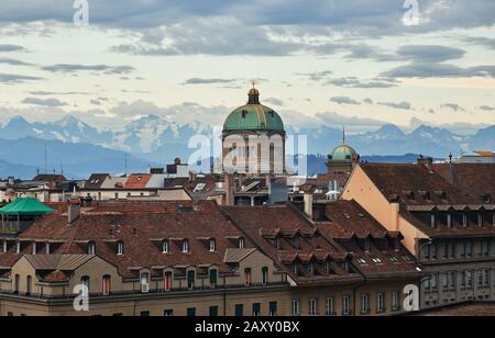 Vista sulla città di Berna fino alla Bundeshaus alla luce della sera sullo sfondo di una montagna - Berna, Svizzera Foto Stock