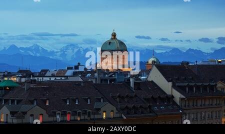 Vista sulla città di Berna fino alla Bundeshaus alla luce della sera sullo sfondo di una montagna - Berna, Svizzera Foto Stock