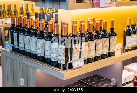 Vendite di vino duty free all'aeroporto di Santiago del Cile (Aeroporto Internazionale Arturo Merino Benítez) Santiago, capitale del Cile, Sud America Foto Stock
