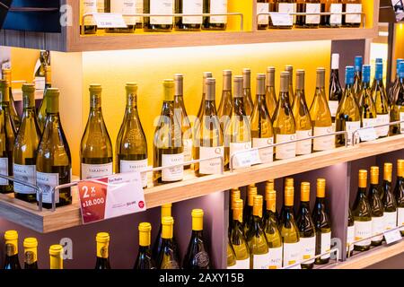 Vendite di vino duty free all'aeroporto di Santiago del Cile (Aeroporto Internazionale Arturo Merino Benítez) Santiago, capitale del Cile, Sud America Foto Stock