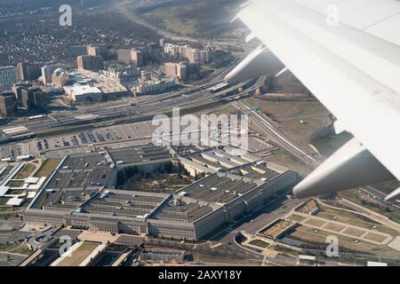 Washington, Stati Uniti. 9th Feb, 2020. Foto scattata il 9 febbraio 2020 mostra il Pentagono visto da un aereo su Washington, DC, Stati Uniti. Il Dipartimento della Difesa degli Stati Uniti ha confermato giovedì che un soldato degli Stati Uniti era morto in un incidente non di combattimento in Afghanistan. Credito: Liu Jie/Xinhua/Alamy Live News Foto Stock