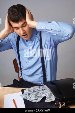 L'uomo d'affari occasionale imballi i soldi nella sua borsa Foto Stock