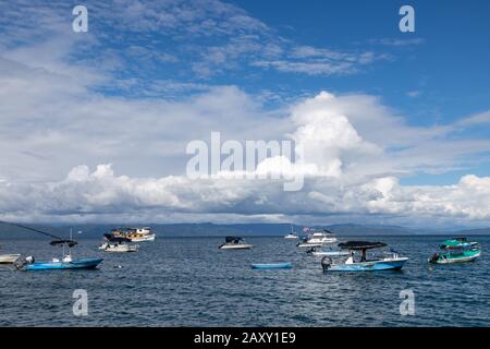 In Costa Rica, la piccola città di Puerto Jiménez si trova sul Golfo Dulce (Sweet Gulf) ed è un punto di partenza per le avventure sulla penisola di Osa. Foto Stock