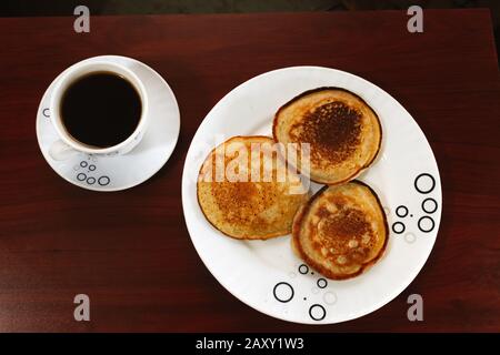 Caffè e Arepuelas fatti con farina di grano, prima colazione sul tavolo, Bogotá Colombia, 13 febbraio 2020 Foto Stock
