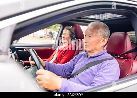 Happy asian senior coppia auto guida Foto Stock