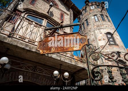 Gonzalez CATAN, ARGENTINA, 28 SETTEMBRE 2019: L'esterno del museo del ferro nella splendida città medievale di Campanopolis, con un sacco di oggetti metallici di Foto Stock