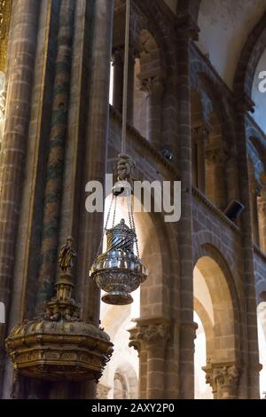 Il Botafumeiro è sospeso nella navata centrale della cattedrale di Santiago de Compostela, Spagna. Il famoso turible d'argento è swung in un rituale che ha Foto Stock