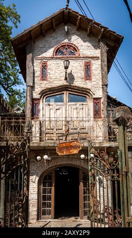 Gonzalez CATAN, ARGENTINA, 28 SETTEMBRE 2019: L'esterno del museo del ferro nella splendida città medievale di Campanopolis, con un sacco di oggetti metallici di Foto Stock