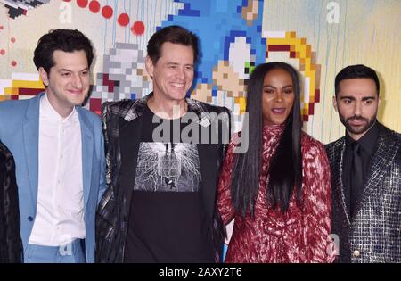 Westwood, CA - 12 FEBBRAIO: (L-R) ben Schwartz, Jim Carrey, Tika Sumpter e Lee Majdoub partecipano allo screening speciale DI PARAMOUNT's "Sonic The Hedgehog" al Regency Village Theatre il 12 febbraio 2020 a Westwood, California. Foto Stock