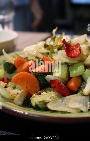 Piatto di verdure arrosto/insalata con germogli di bruxelles, carote, peperoni, cipolle, sedano e altri ingredienti. Foto Stock