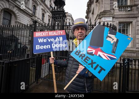 Steve Bray, sostenitore pro-UE, continua le sue proteste anti-Brexit al di fuori di Downing Street la mattina del rimpasto del governo. Londra, Regno Unito. Foto Stock