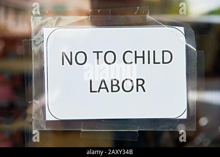 Fotocopiato segno con 'No Al lavoro del bambino 'inviato su una porta di vetro di entrata di un'istituzione di affari, visto in città di Iloilo, Filippine, Asia Foto Stock