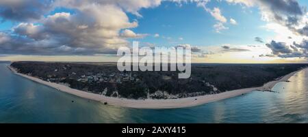 Veduta aerea di Reeves Beach con il naufragio di Roanoke Barges a Riverhead Long Island, New York. Foto Stock