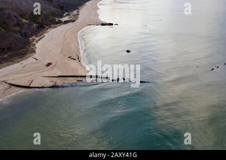 Veduta aerea di Reeves Beach con il naufragio di Roanoke Barges a Riverhead Long Island, New York. Foto Stock