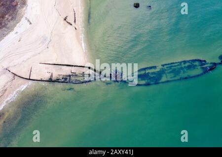 Veduta aerea di Reeves Beach con il naufragio di Roanoke Barges a Riverhead Long Island, New York. Foto Stock