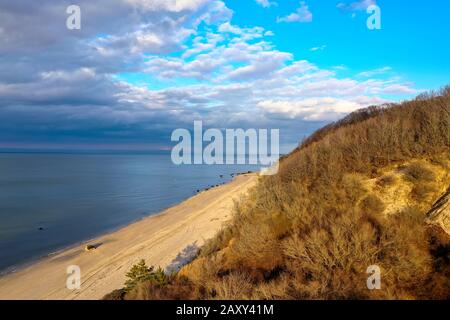 Veduta aerea di Reeves Beach con il naufragio di Roanoke Barges a Riverhead Long Island, New York. Foto Stock