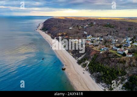 Veduta aerea di Reeves Beach con il naufragio di Roanoke Barges a Riverhead Long Island, New York. Foto Stock