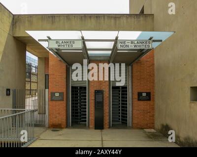 Johannesburg, Sud Africa - 14 gennaio 2012: Il cartello del Museo dell'apartheid si trova all'ingresso del museo di Johannesburg. Il museo più importante della w Foto Stock