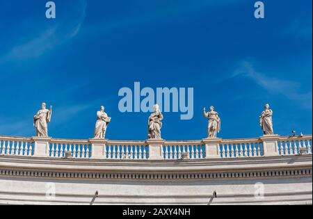 Statue Di San Benedetto, San Ignazio Loyola, San Remigio, Sant'Apollonia E San Balbina, Piazza San Pietro, Vaticano, Roma, Italia Foto Stock