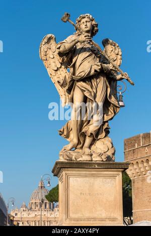 Statua dell'Angelo e Basilica di San Pietro, Ponte Sant'Angelo, Roma, Italia Foto Stock