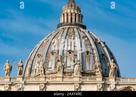 Cupola della Basilica di San Pietro con statue dei Santi Tommaso, Giacomo, Giovanni Battista, Gesù Cristo, Andrea, Giovanni Evangelista e Giacomo I Meno Foto Stock