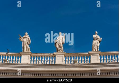 Statue Dei Santi Bernardo, Benedetto E Ignazio Loyola, Piazza San Pietro, Vaticano, Roma, Italia Foto Stock