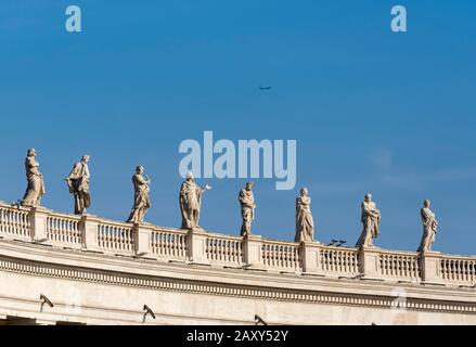 Statue di santi sui colonnati del Bernini, Piazza San Pietro, Vaticano, Roma, Italia Foto Stock
