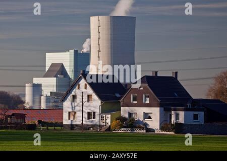 Centrale a carbone duro Datteln con unità 4 di fronte a case private, uscita carbone, Datteln, zona Ruhr, Renania settentrionale-Vestfalia, Germania Foto Stock