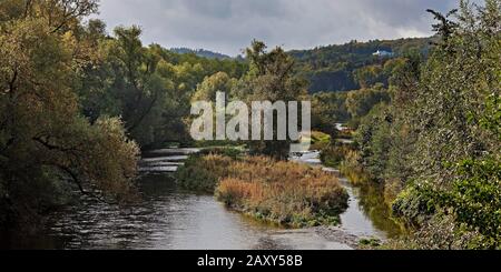 Il fiume Elbsche scorre nella Ruhr a Wengern, Wetter, Ruhr Area, Renania Settentrionale-Vestfalia, Germania Foto Stock