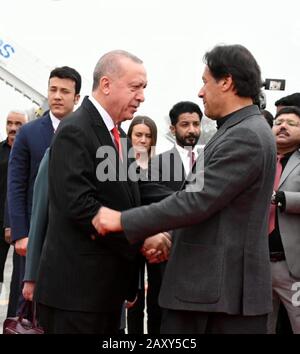 (200214) -- ISLAMABAD, 14 febbraio 2020 (Xinhua) -- Foto rilasciata dal Pakistan Press Information Department (PID) mostra il primo Ministro pakistano Imran Khan (R) scuotendo le mani con il Presidente turco Recep Tayyip Erdogan al suo arrivo a Islamabad, Pakistan, 13 febbraio 2020. Il presidente turco Recep Tayyip Erdogan è arrivato giovedì in Pakistan per una visita di due giorni. (PID/consegna tramite Xinhua) Foto Stock