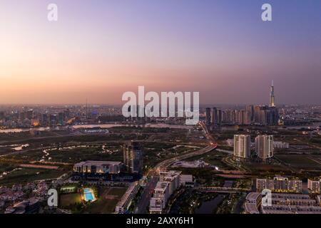 Veduta aerea di nuovi sviluppi immobiliari di lusso lungo il fiume Saigon dal quartiere di Thu Thiem, nella città di ho Chi Minh, Vietnam al crepuscolo Foto Stock
