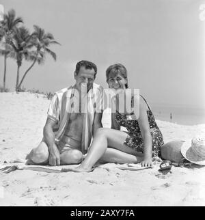 Una coppia di adulti di mezza età può trascorrere un po' di tempo in spiaggia, circa 1960. Foto Stock