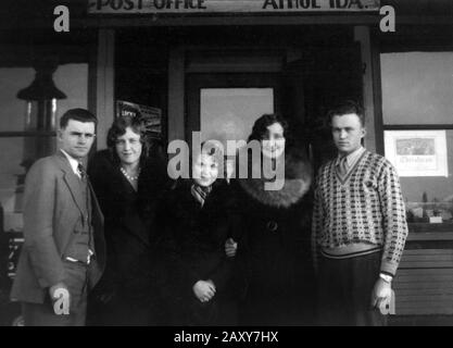 Un gruppo di giovani si posa fuori dall'ufficio postale di Anthol, Idaho, ca. 1928. Foto Stock