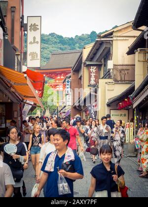 Negozi, la folla e i turisti su Matsubara Dori (Matsubara Dori Street) vicino tempio Kiyomizudera nel quartiere di Higashiyama di Kyoto, Giappone. Foto Stock