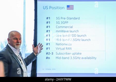 Murray Hill, NEW JERSEY, EUA. 13th Feb, 2020. Mike Murphy, CTO Americas, presentazione sulla tecnologia 5G presso Nokia Bell Labs. Nokia Bell Labs (originariamente chiamata AT&T Bell Laboratories e Bell Telephone Laboratories) è una società di ricerca industriale e di sviluppo scientifico, una consociata della società finlandese Nokia. La sua sede centrale si trova a Murray Hill, New Jersey, negli Stati Uniti, con altri laboratori situati in tutto il mondo. Nokia Bell Labs ha sviluppato una serie di tecnologie considerate rivoluzionarie, da interruttori telefonici, cavi telefonici, transistor, LED, laser, il Foto Stock