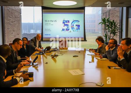 Murray Hill, NEW JERSEY, EUA. 13th Feb, 2020. Presentazione della tecnologia 5G presso Nokia Bell Labs. Nokia Bell Labs (originariamente chiamata AT&T Bell Laboratories e Bell Telephone Laboratories) è una società di ricerca industriale e di sviluppo scientifico, una consociata della società finlandese Nokia. La sua sede centrale si trova a Murray Hill, New Jersey, negli Stati Uniti, con altri laboratori situati in tutto il mondo. Nokia Bell Labs ha sviluppato una serie di tecnologie considerate rivoluzionarie, dagli interruttori telefonici, cavi telefonici, transistor, LED, laser, il linguaggio di programmazione C. Foto Stock