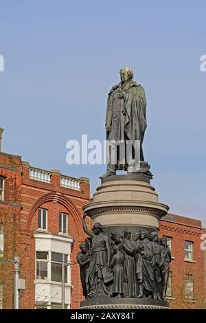 Statua bronzea del leader politico e dell'emancipatore cattolico Daniel o`Connel dello scultore John Henry Foley a Dublino, Irlanda Foto Stock