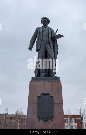 Mosca, Russia - 7 gennaio 2020: Monumento al famoso artista russo Ilya Repin, statua di bronzo a lunghezza intera. Il monumento Repin fu aperto nel 1958. Foto Stock