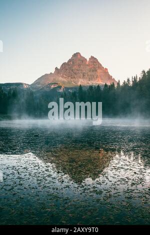 Dolomiti italiane che riflettono sul lago di Antorno in una giornata estiva al mattino Foto Stock